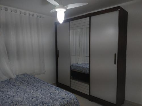 a bedroom with a closet and a door with a bed at Casa da Bia apto 01 - apto inteiro in Vila Velha