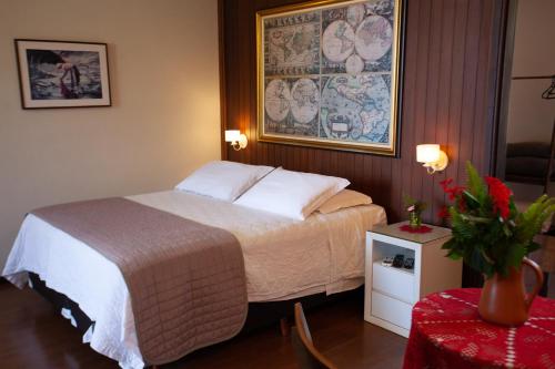 a hotel room with a bed and a table at Pousada Mar de Dentro in Florianópolis