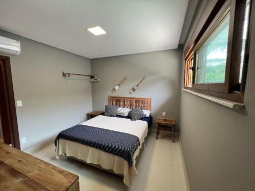מיטה או מיטות בחדר ב-Condomínio de alto padrão a 100m da praia em Arraial Dajuda
