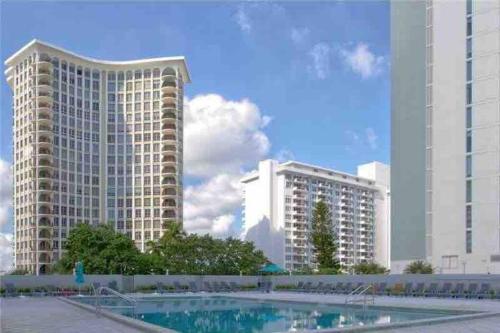 un gran edificio con una piscina frente a él en Miami on the Beach-Great ocean view -Miami Beach, en Miami Beach