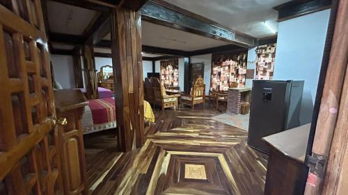 una camera con pavimenti in legno e una camera con frigorifero di Hotel Colonial Taxco a Taxco de Alarcón
