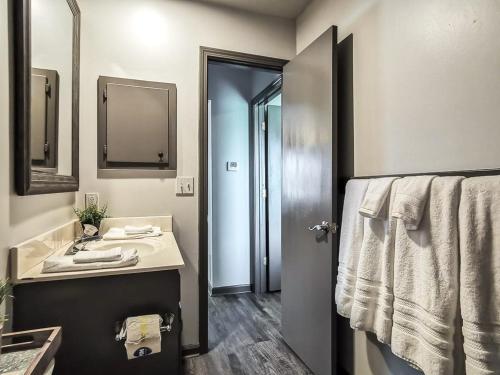Ένα μπάνιο στο Freestanding 2 Bedroom Cabins