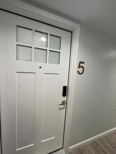 een witte deur met het nummer erop bij Sonsak - Unit 5 in Charlottesville