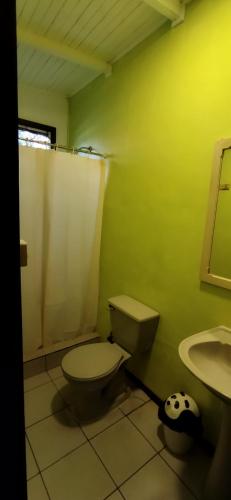 a bathroom with a toilet and a sink at Depto interior independiente in Temuco