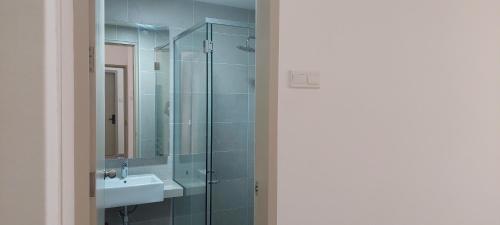 W łazience znajduje się prysznic, umywalka i lustro. w obiekcie Bali Residence Az Zahra Raudhah- Muslim friendly w Malakce
