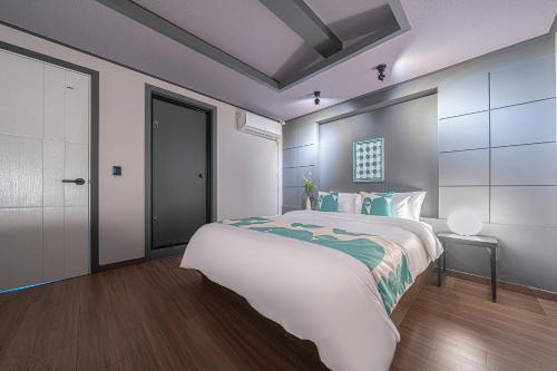 - une chambre avec un grand lit dans l'établissement BY THS Valentine Hotel Incheon, à Siheung