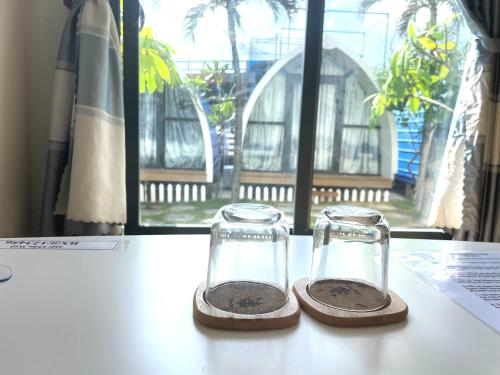 deux bocaux en verre assis au-dessus d'une table dans l'établissement Villa Biển Xanh 1 - View Biển Đảo Phú Quý, à Cu Lao Thu