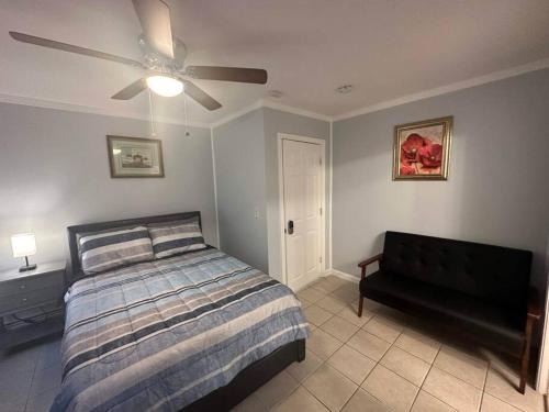 Schlafzimmer mit einem Bett und einem Deckenventilator in der Unterkunft Like 4-star hotel, but cheaper! in Pawtucket