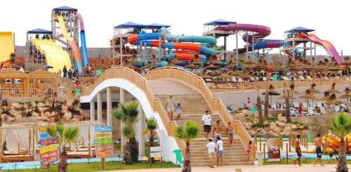 een waterpark met een achtbaan bij Molto carino ben solare in Sidi Rahal