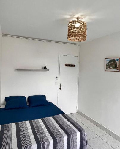 Postel nebo postele na pokoji v ubytování L'ESCALE, Chambre dans appartement partagé, bedroom in shared appartment