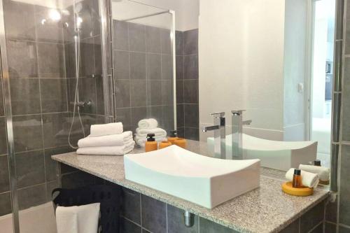 een badkamer met een wastafel en een douche bij L’Aurora – Agréable studio équipé à la Marina du Gosier in Le Gosier