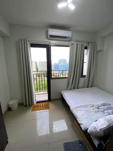 sypialnia z łóżkiem i dużym oknem w obiekcie Shore 2 Tower 2 Staycation w mieście Manila