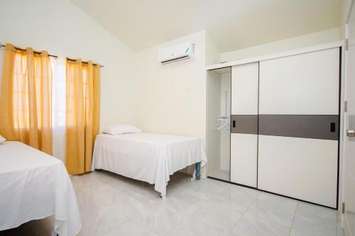 Schlafzimmer mit einem Bett und einer Glasschiebetür in der Unterkunft home with relaxing sea view in Discovery Bay