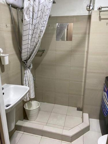 e bagno con doccia, servizi igienici e lavandino. di Shore 2 Tower 2 Staycation a Manila