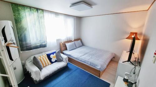 Ένα ή περισσότερα κρεβάτια σε δωμάτιο στο Hongdae&Sinchon 10min cozy house with 2 bedrooms