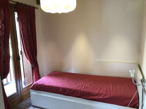 A bed or beds in a room at Appartement Notre-Dame-de-Bellecombe, 2 pièces, 4 personnes - FR-1-595-86