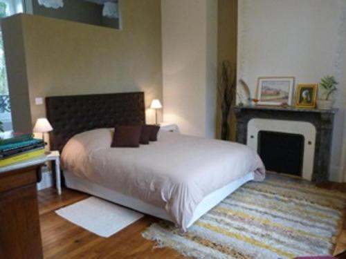 Guestroom Parennes, 2 pièces, 2 personnes - FR-1-410-410 tesisinde bir odada yatak veya yataklar