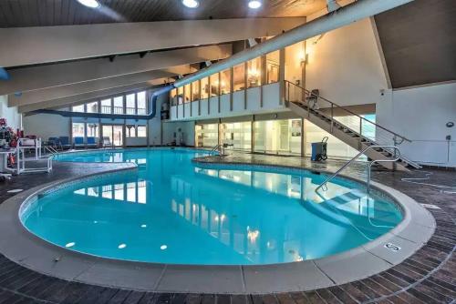 - une grande piscine dans un grand bâtiment avec de l'eau bleue dans l'établissement Serene & Fun Family Gem ~ Big Bass Lake Community!, à Gouldsboro