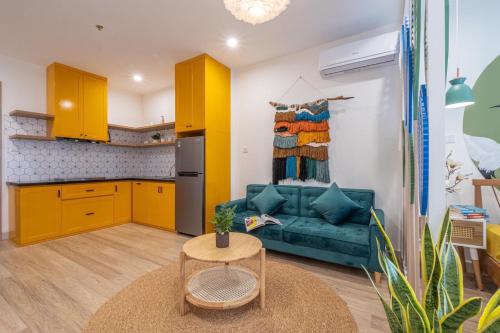 ein Wohnzimmer mit einem Sofa und einer Küche in der Unterkunft Căn Home đẹp in Hanoi
