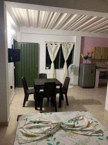 uma sala de jantar com mesa e cadeiras e uma cozinha em APARTAESTUDIO DORADAL ANT em Puerto Triunfo