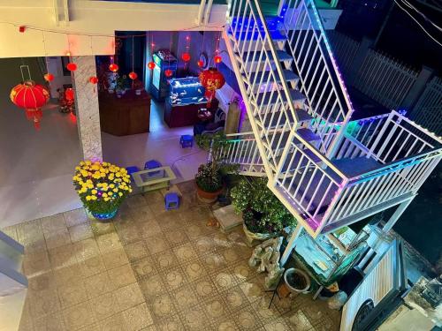 una vista aérea de una casa con una escalera de caracol en Huyền Anh Motel Cam Ranh, en Cam Ranh