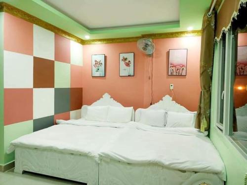 Ένα ή περισσότερα κρεβάτια σε δωμάτιο στο VÂN HUỲNH HOTEL
