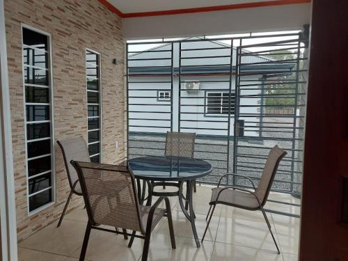 ein Esszimmer mit einem Tisch und Stühlen vor einem Fenster in der Unterkunft A&N appartementen in Lelydorp