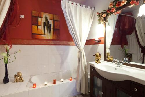 baño con bañera y lavabo con velas en Knights In Malta, en Naxxar