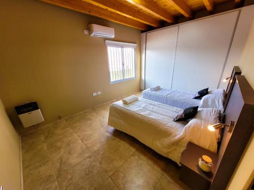 1 dormitorio con cama y ventana en Departamento Candelaria en Maipú