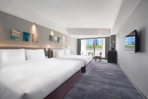 台北的住宿－ILLUME 茹曦酒店，酒店客房设有两张床和窗户。