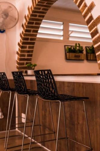 a group of chairs sitting next to a table at Lilie location langevin in Saint-Joseph