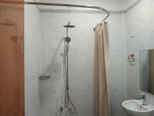 y baño con ducha y lavamanos. en ELEN INN - Malapascua Island Air-conditioned Room2 en Malapascua Island