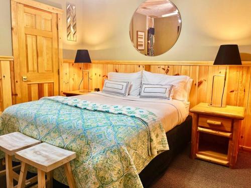 ein Schlafzimmer mit einem großen Bett und einem Spiegel in der Unterkunft Sugar Tree Cabin in Pigeon Forge