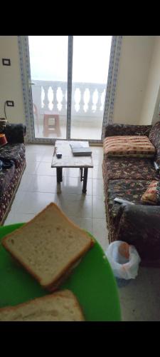 El-Shaikh Mabrouk的住宿－La casa di Mimmo，客厅里绿盘上的一块面包