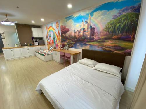 1 dormitorio con una gran pintura en la pared en Disney Suite II@Champs Elysees en Kampar