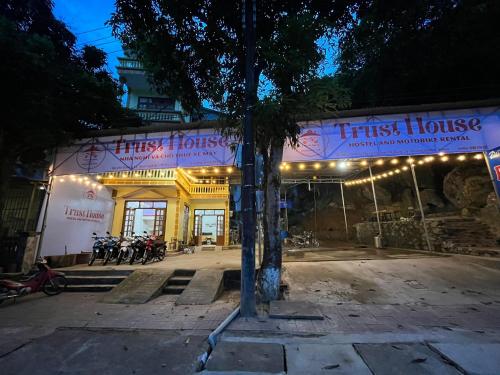 un edificio con un cartello per una casa di fiducia di notte di Trust House ( Hostel and Motobike Rental ) a Bản Tùy
