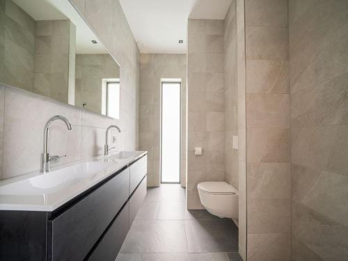 Koupelna v ubytování Cosy, modern family villa up to 6p in Flevoland in a wonderful environment