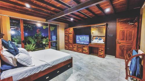 een slaapkamer met een groot bed en een televisie bij Luxury Transit Villa in Negombo