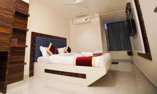 1 dormitorio con 1 cama grande en una habitación en S V Royal Luxury Rooms en Guntūr