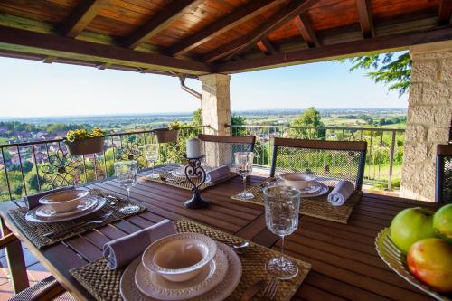 een tafel met borden en glazen op een houten terras bij Villa Toscana in Varaždin