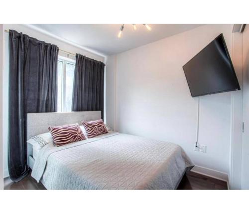 um quarto com uma cama com duas almofadas em 2 bedroom Condo in the heart of the city Montreal em Montreal