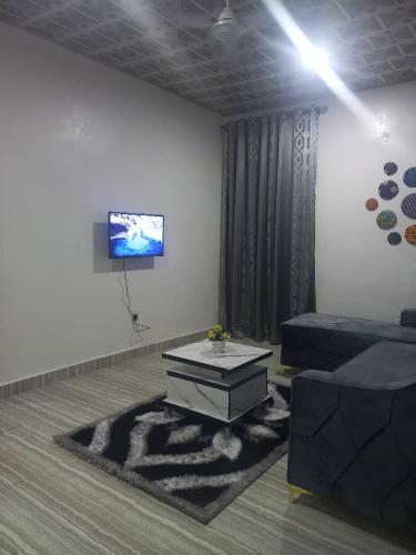 sala de estar con sofá y mesa de centro en Oniels 2, en Egbelu