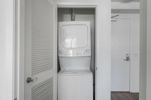 a microwave oven sitting inside of a closet at SoMa 1br w roofdeck gym pet area nr groceries SFO-1430 in San Francisco