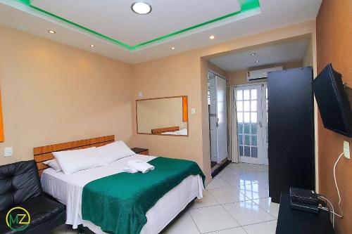 1 dormitorio con 1 cama con techo verde en Studio com pequena varanda em Copacabana, en Río de Janeiro