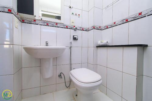 Un baño blanco con inodoro y lavabo. en Studio com pequena varanda em Copacabana, en Río de Janeiro