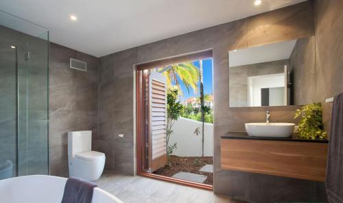 ein Bad mit einem Waschbecken und einem Spiegel in der Unterkunft 14 Cooran Court in Noosa Heads