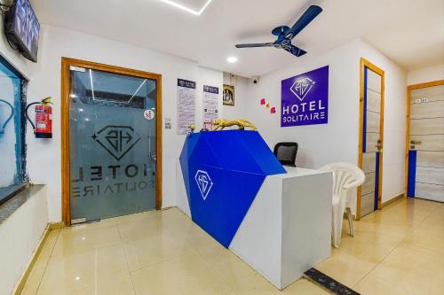 Una televisión o centro de entretenimiento en FabExpress Solitaire, Surat