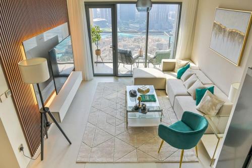 uma sala de estar com um sofá e uma mesa em Luxury 2BR High floor Apt. w/ Burj Khalifa view with laser light show and Dancing Fountain View em Dubai