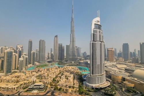 uma vista para uma cidade com um edifício alto em Luxury 2BR High floor Apt. w/ Burj Khalifa view with laser light show and Dancing Fountain View em Dubai