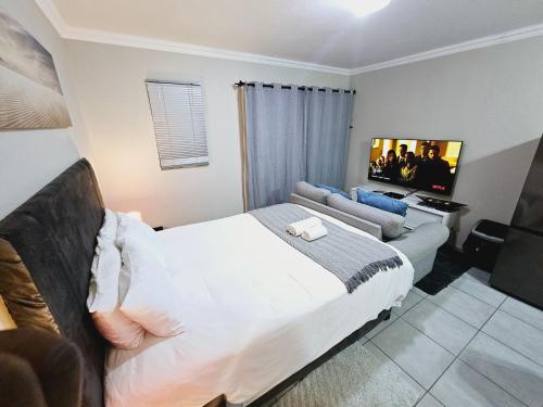 Ένα ή περισσότερα κρεβάτια σε δωμάτιο στο Quantum Heights - Studio Apartment - 2 nights minimum booking